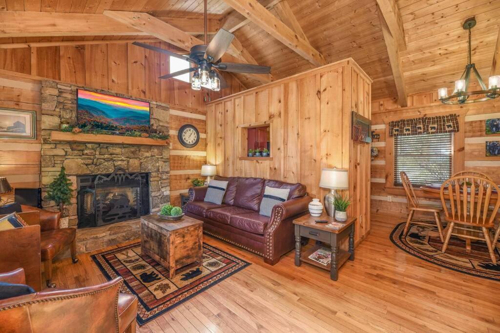 View! Cozy, Private, Fireplace, Hot Tub Log Cabin, Honeymoon! 塞维尔维尔 外观 照片
