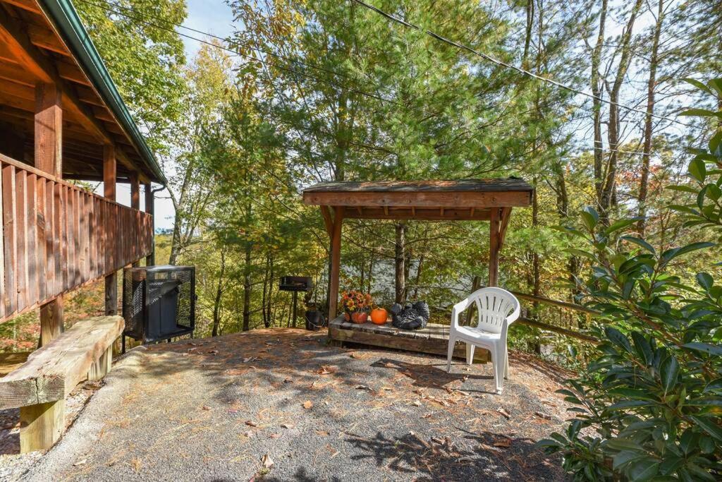 View! Cozy, Private, Fireplace, Hot Tub Log Cabin, Honeymoon! 塞维尔维尔 外观 照片