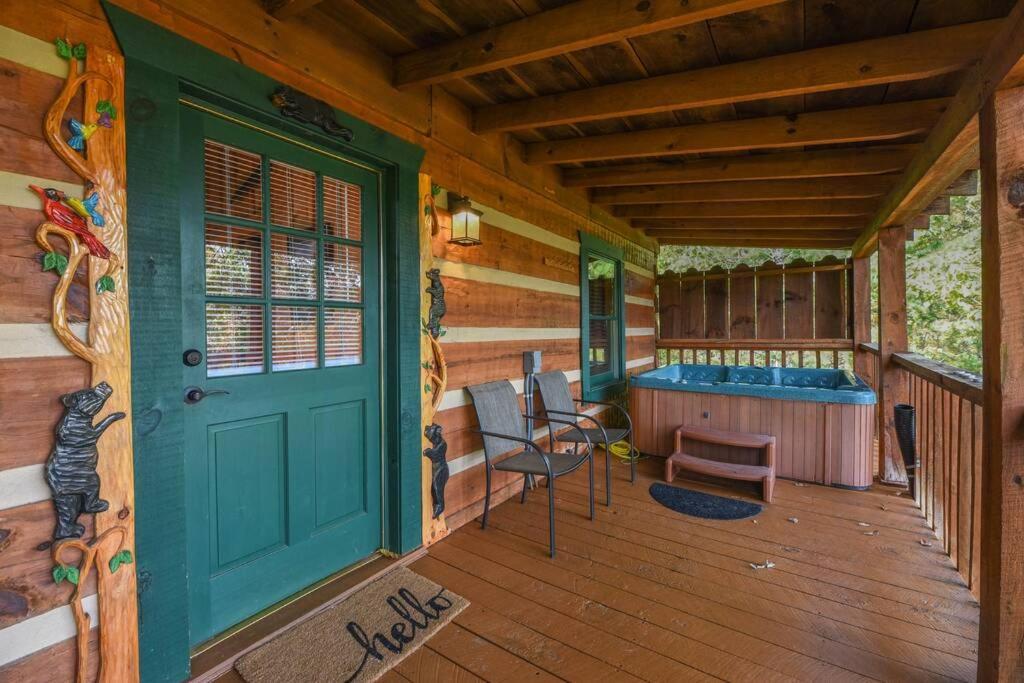 View! Cozy, Private, Fireplace, Hot Tub Log Cabin, Honeymoon! 塞维尔维尔 外观 照片