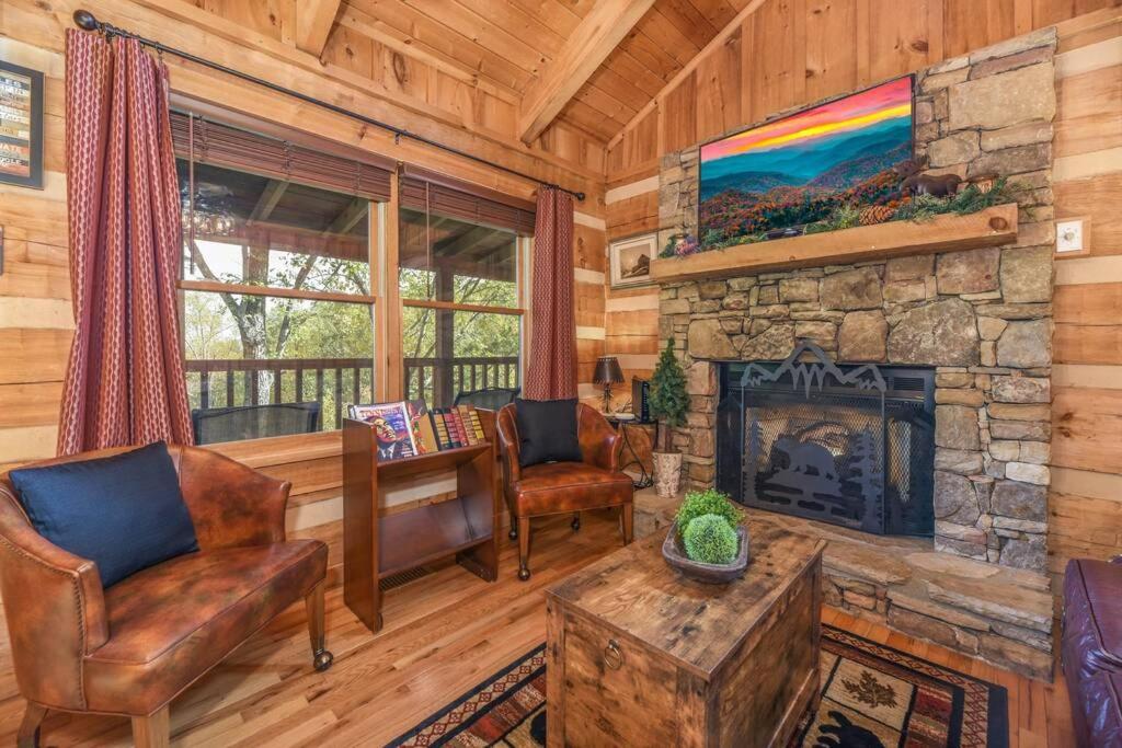 View! Cozy, Private, Fireplace, Hot Tub Log Cabin, Honeymoon! 塞维尔维尔 外观 照片