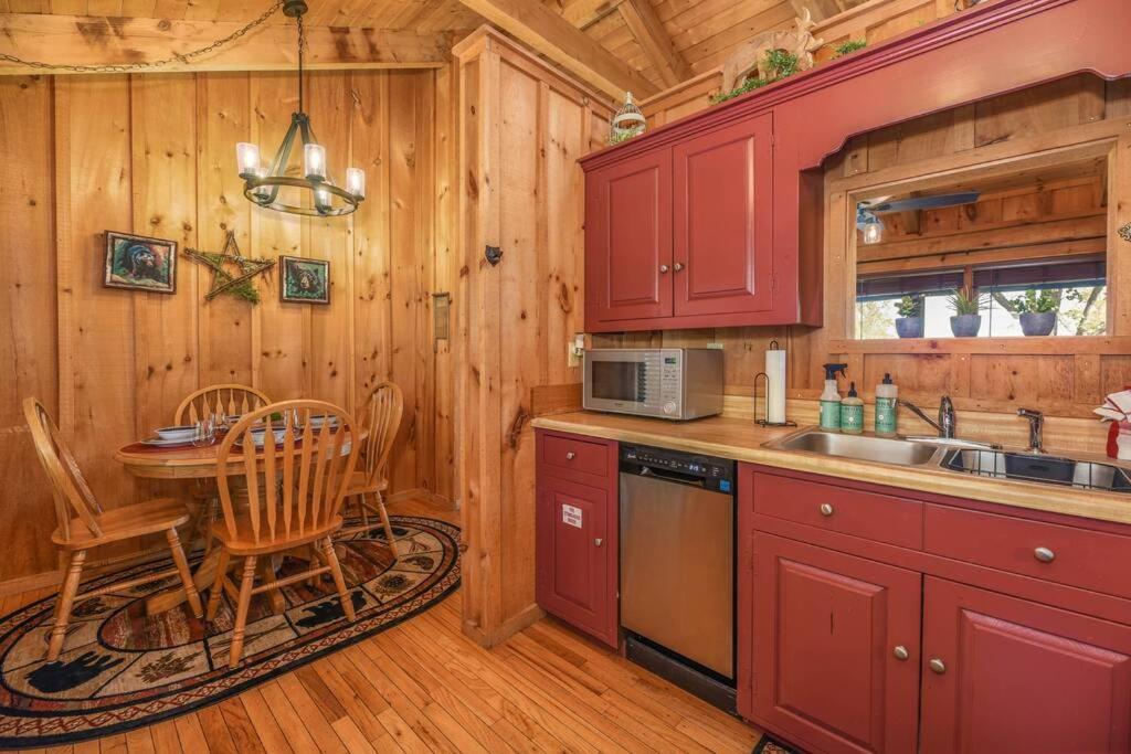 View! Cozy, Private, Fireplace, Hot Tub Log Cabin, Honeymoon! 塞维尔维尔 外观 照片