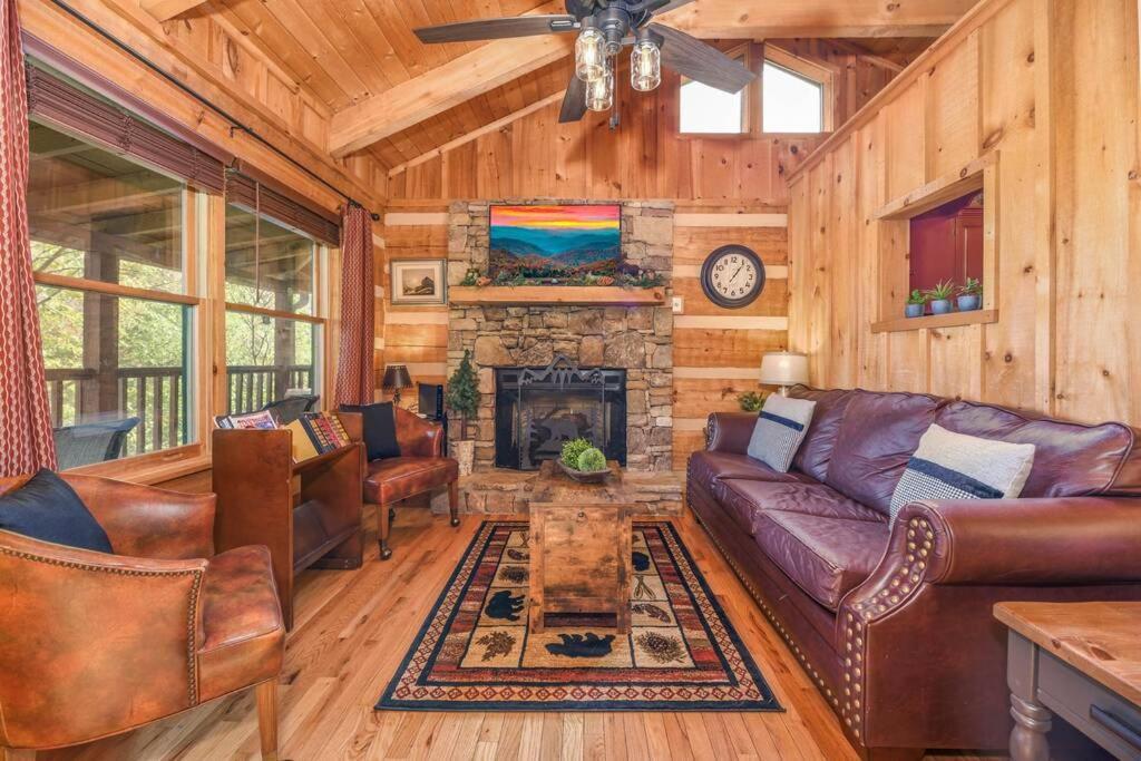 View! Cozy, Private, Fireplace, Hot Tub Log Cabin, Honeymoon! 塞维尔维尔 外观 照片
