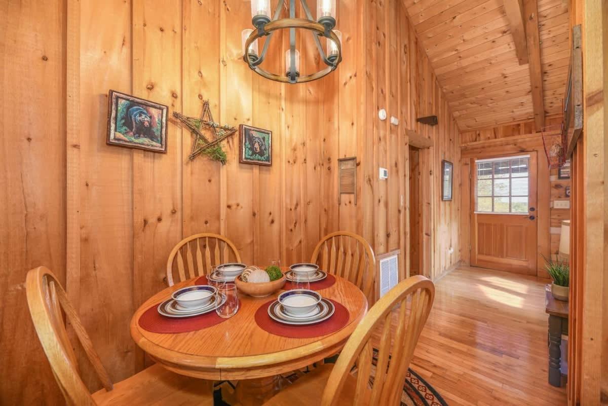 View! Cozy, Private, Fireplace, Hot Tub Log Cabin, Honeymoon! 塞维尔维尔 外观 照片