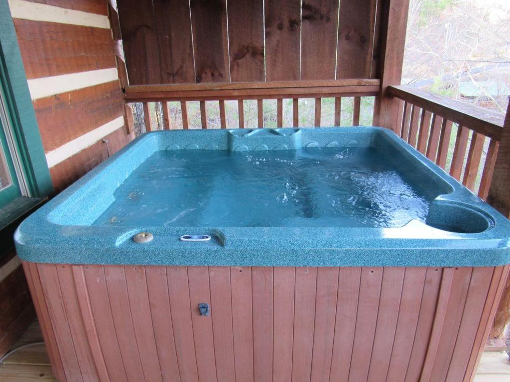 View! Cozy, Private, Fireplace, Hot Tub Log Cabin, Honeymoon! 塞维尔维尔 外观 照片