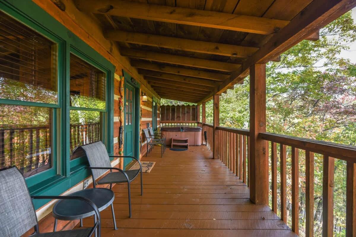 View! Cozy, Private, Fireplace, Hot Tub Log Cabin, Honeymoon! 塞维尔维尔 外观 照片