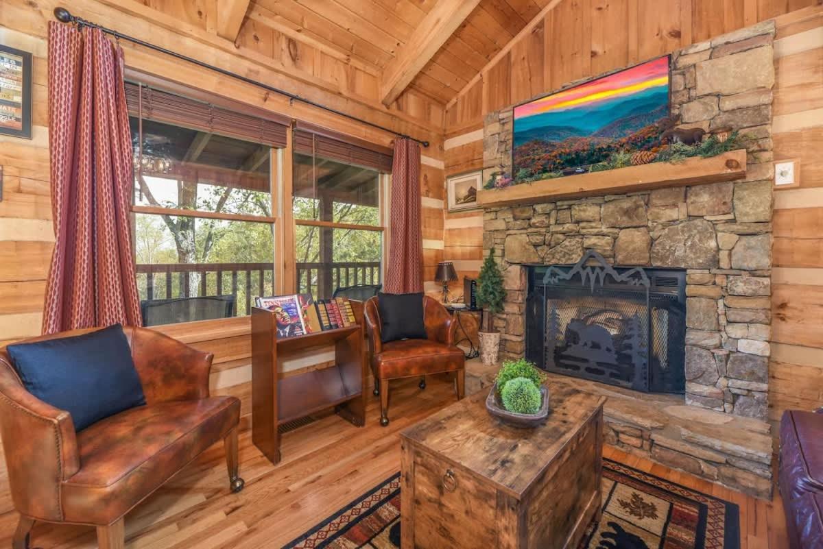 View! Cozy, Private, Fireplace, Hot Tub Log Cabin, Honeymoon! 塞维尔维尔 外观 照片
