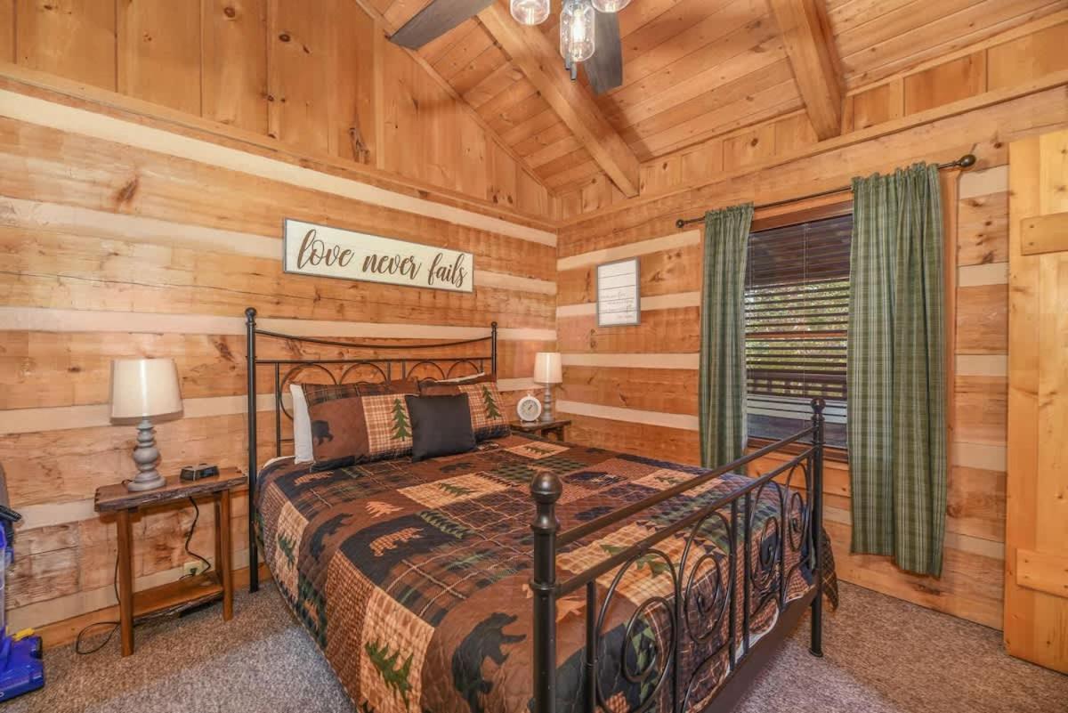 View! Cozy, Private, Fireplace, Hot Tub Log Cabin, Honeymoon! 塞维尔维尔 外观 照片