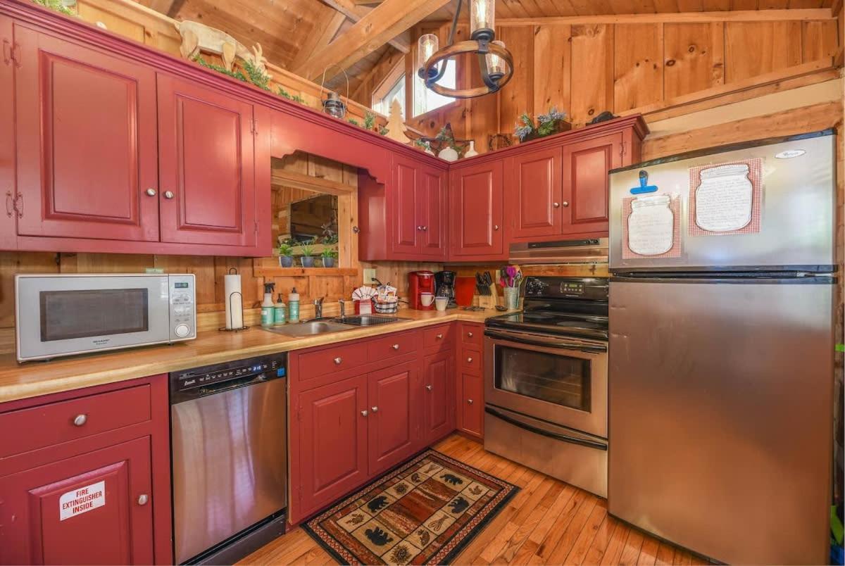 View! Cozy, Private, Fireplace, Hot Tub Log Cabin, Honeymoon! 塞维尔维尔 外观 照片
