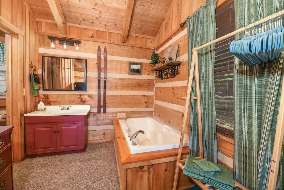 View! Cozy, Private, Fireplace, Hot Tub Log Cabin, Honeymoon! 塞维尔维尔 外观 照片