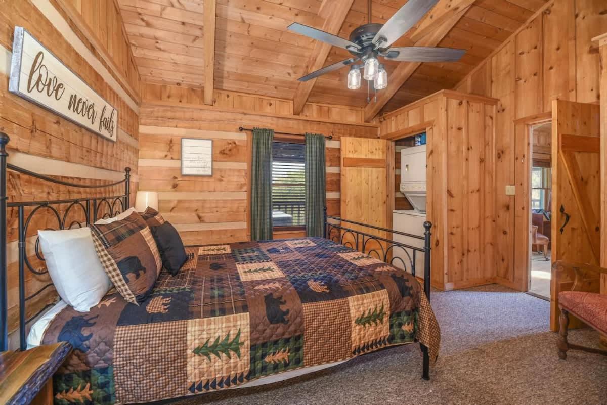 View! Cozy, Private, Fireplace, Hot Tub Log Cabin, Honeymoon! 塞维尔维尔 外观 照片
